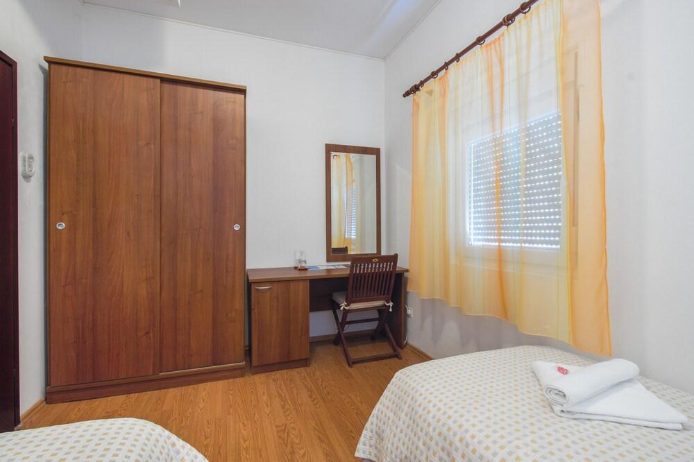 Hotel Plava Laguna Tisno Exterior photo