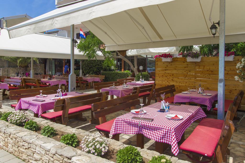 Hotel Plava Laguna Tisno Exterior photo