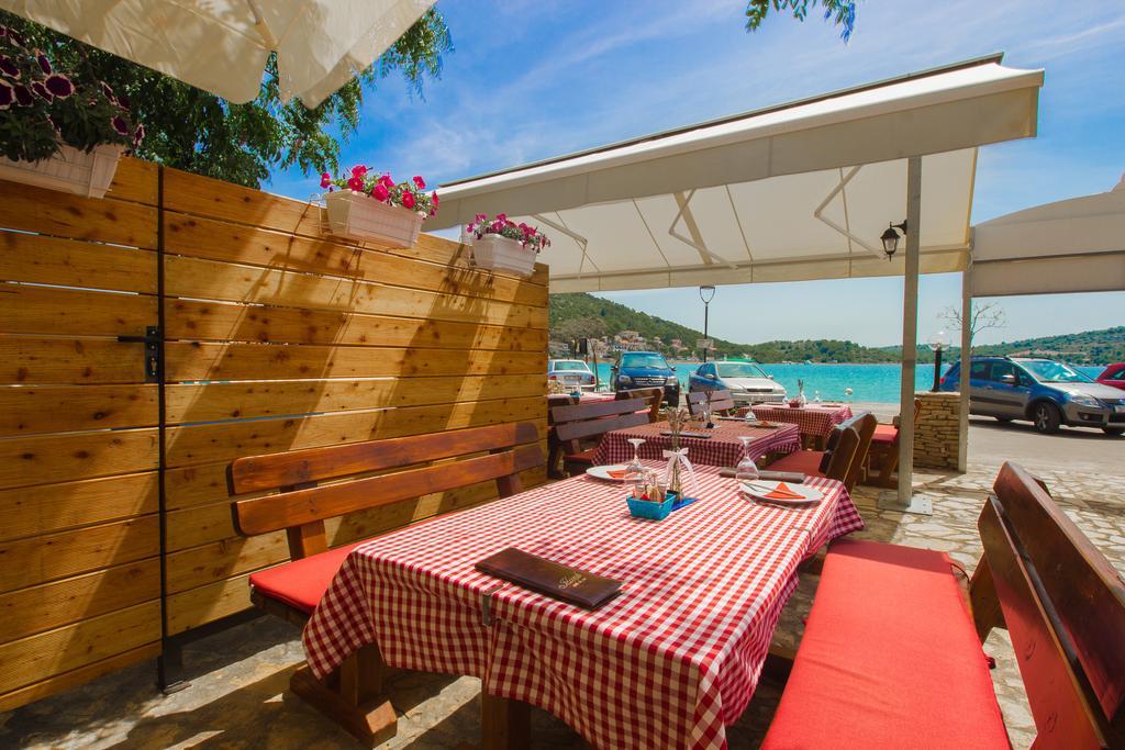 Hotel Plava Laguna Tisno Exterior photo