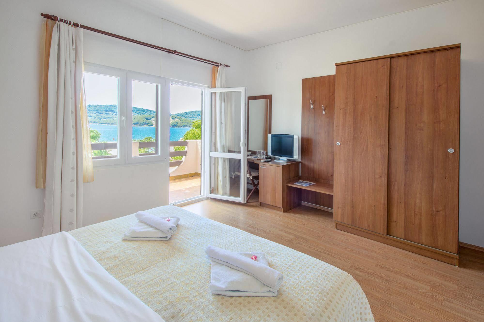 Hotel Plava Laguna Tisno Exterior photo