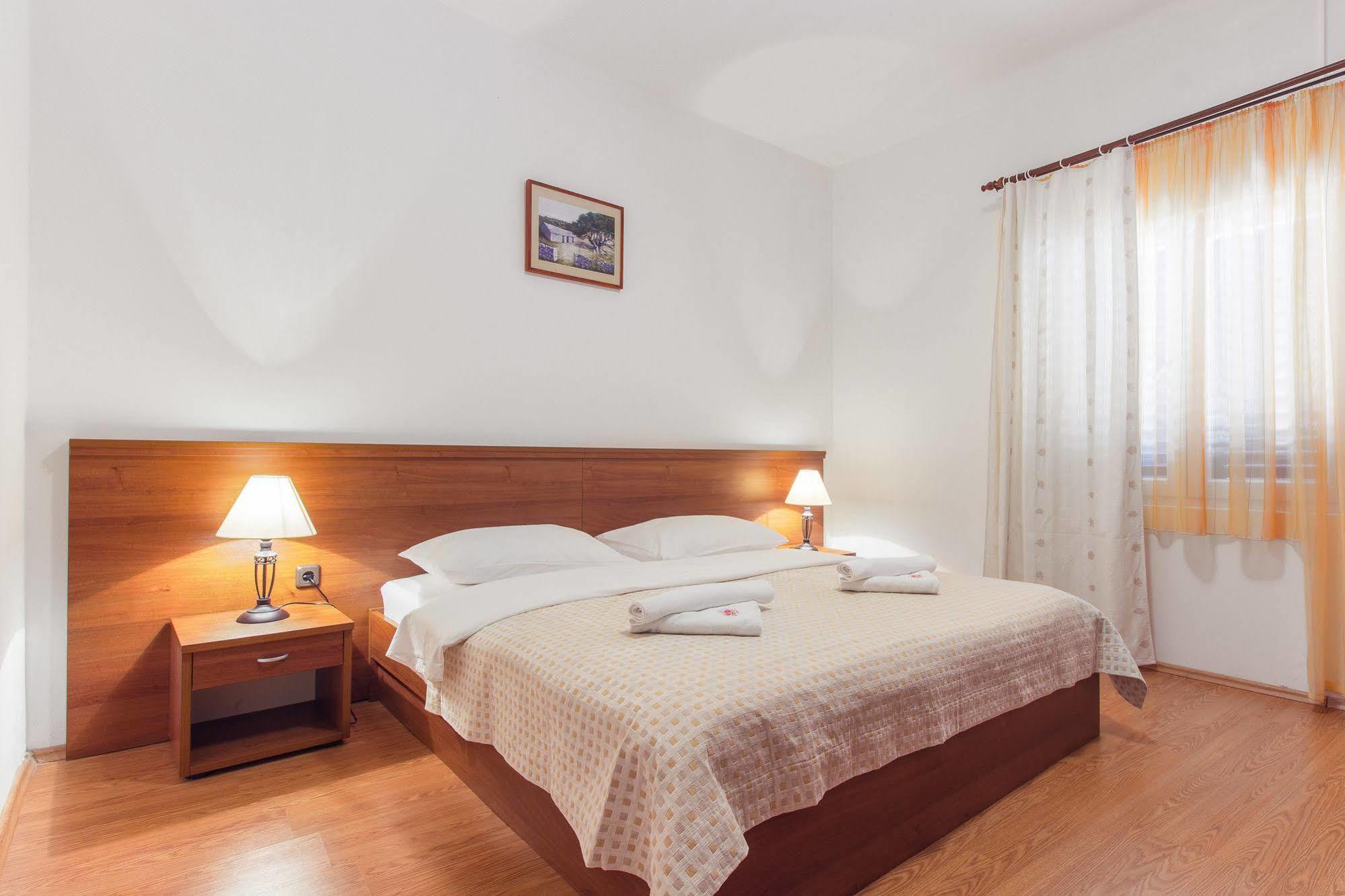 Hotel Plava Laguna Tisno Exterior photo