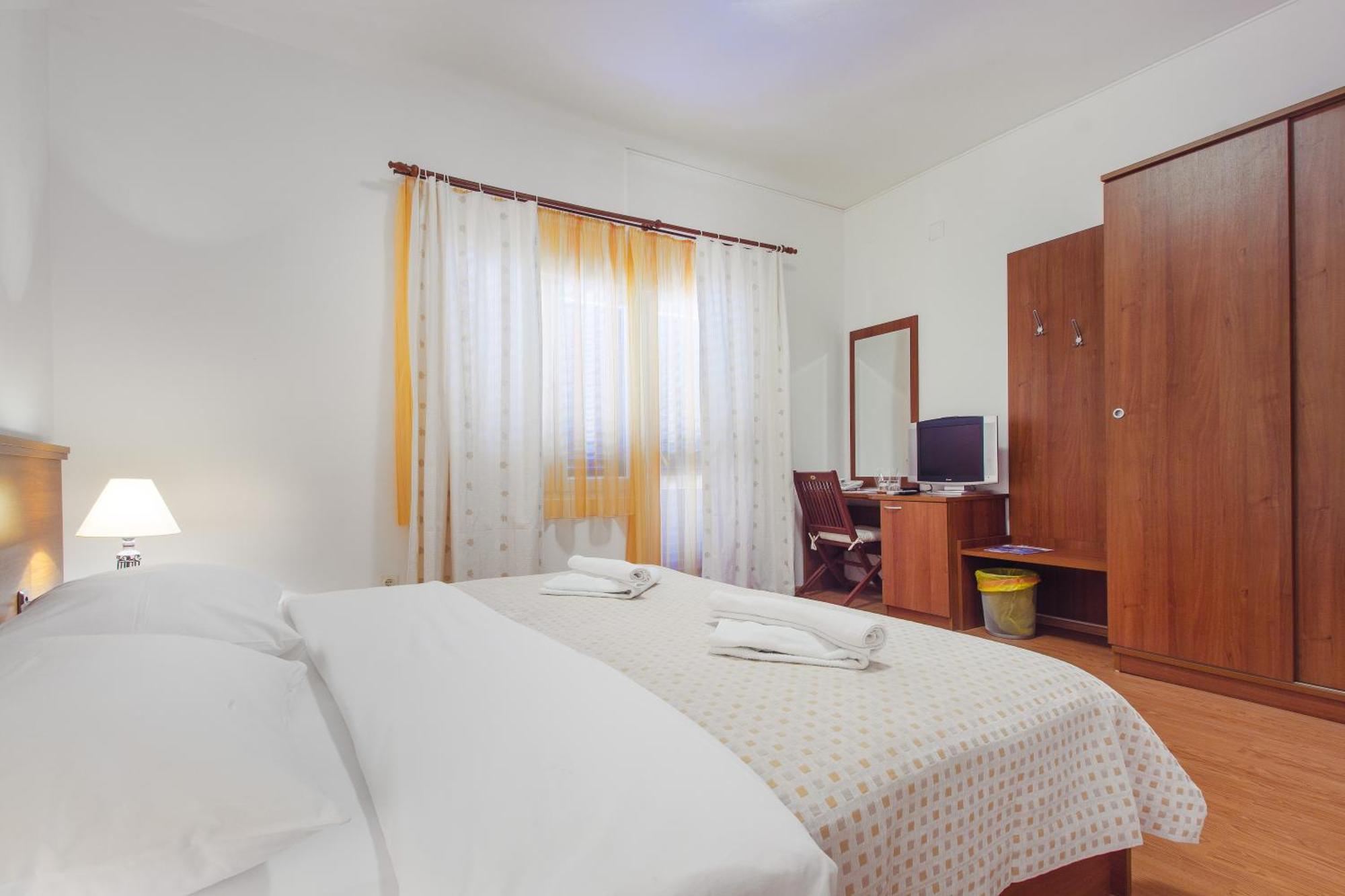 Hotel Plava Laguna Tisno Exterior photo