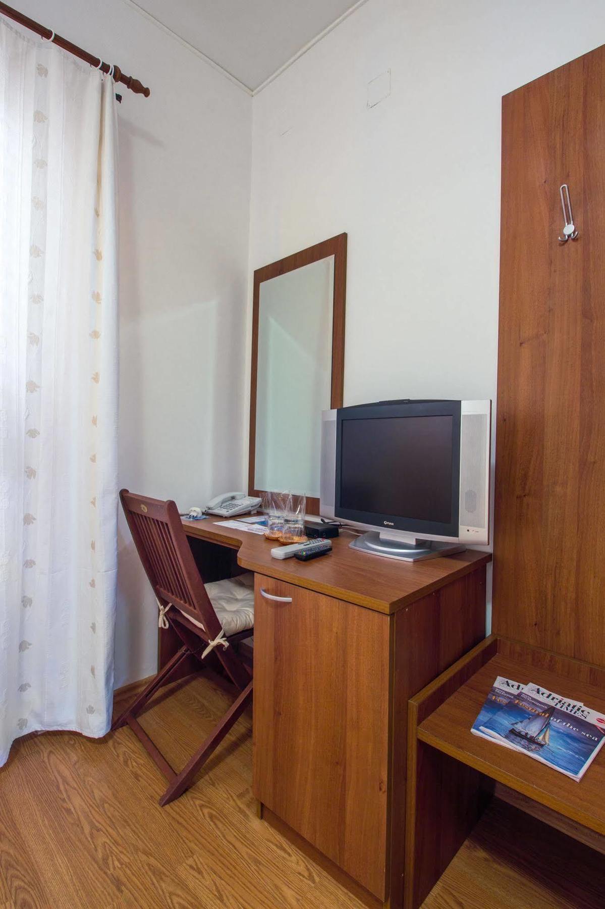 Hotel Plava Laguna Tisno Exterior photo