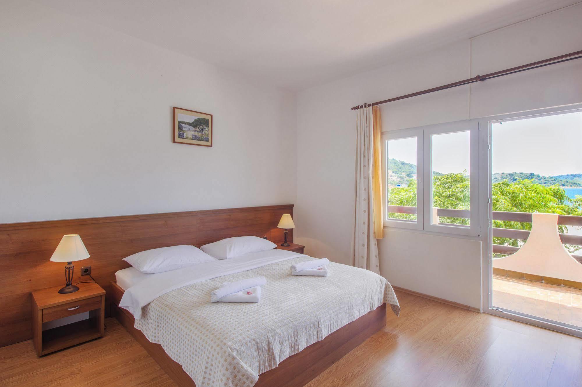 Hotel Plava Laguna Tisno Exterior photo