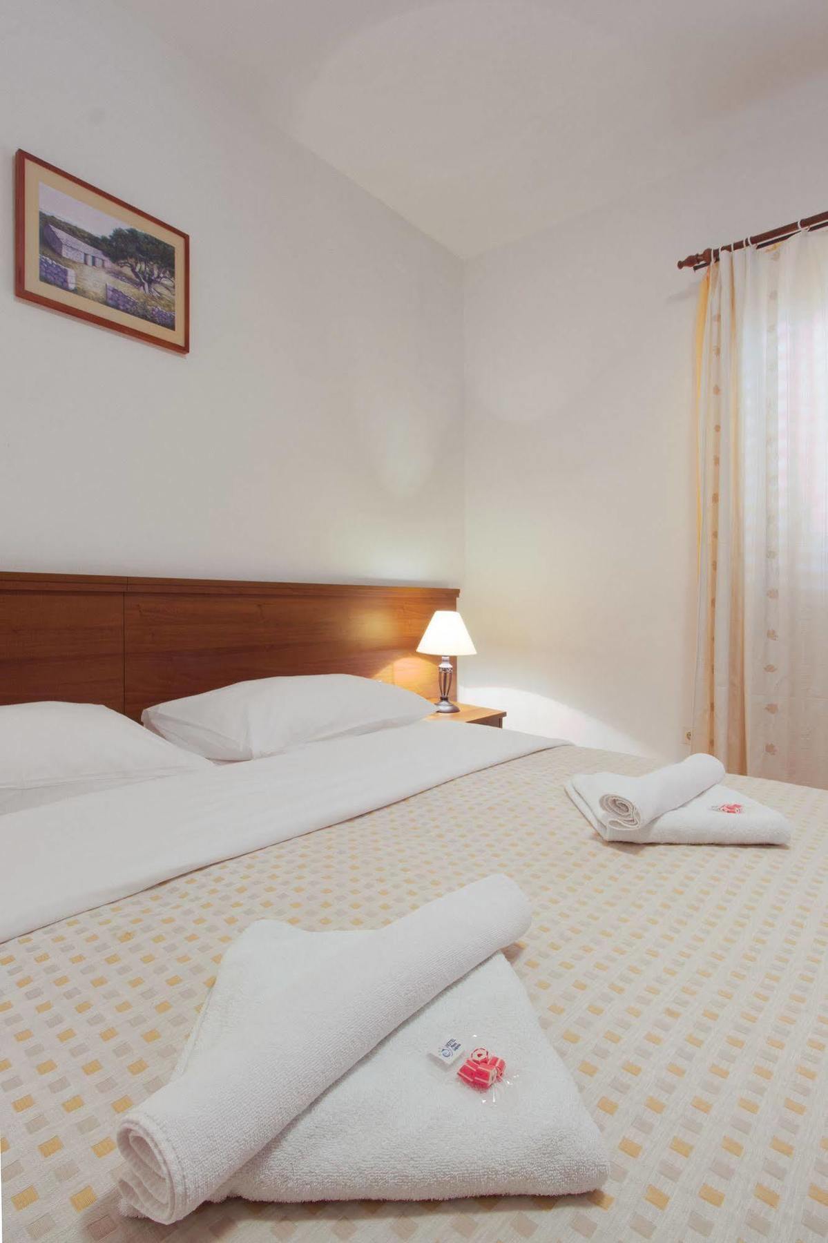 Hotel Plava Laguna Tisno Exterior photo