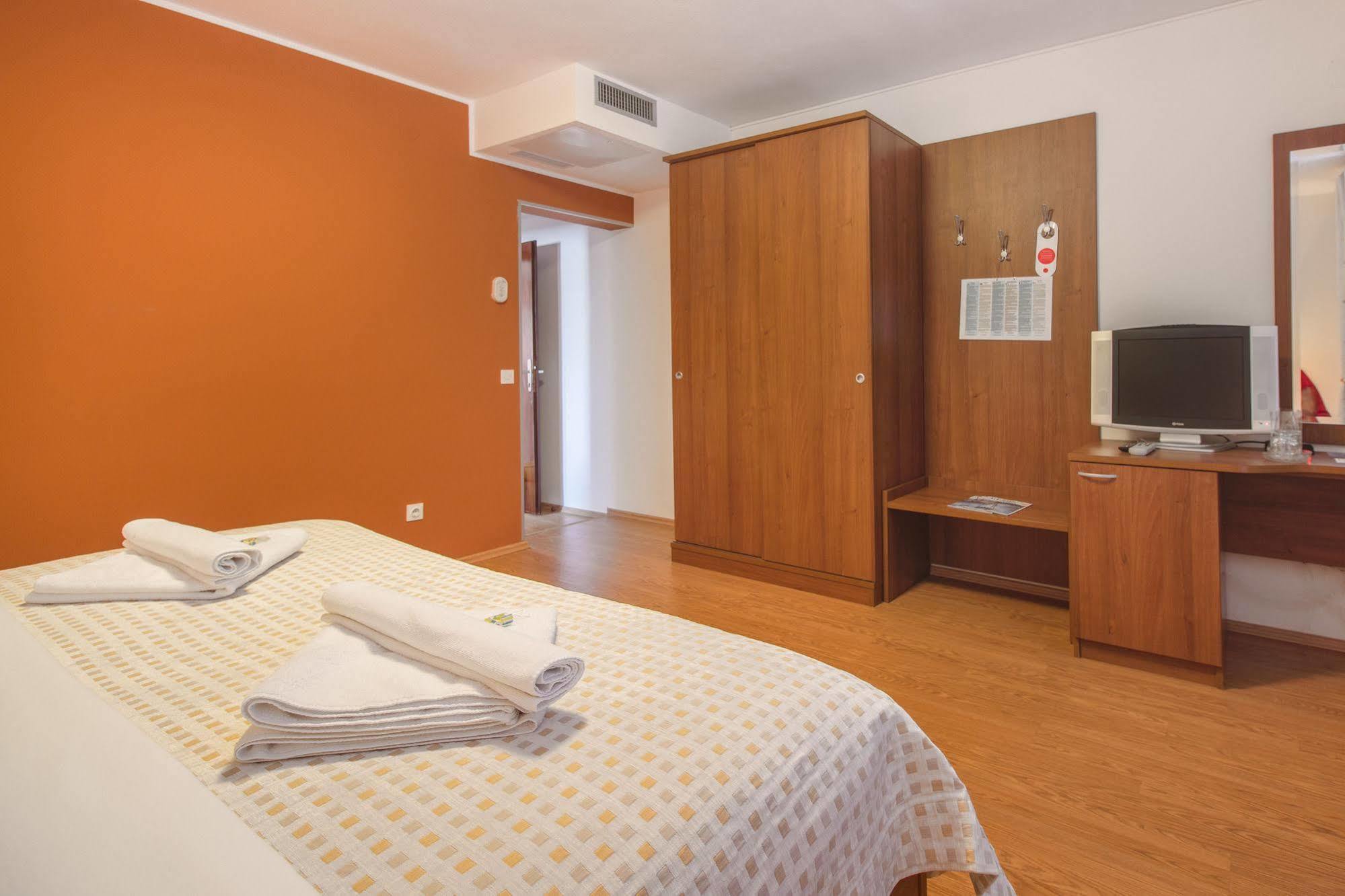 Hotel Plava Laguna Tisno Exterior photo